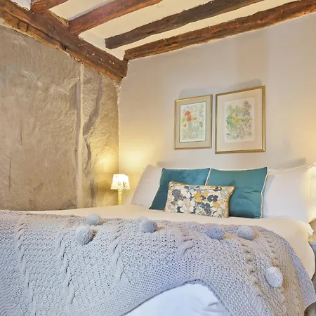 2 Bed In 78606 * Hawkshead